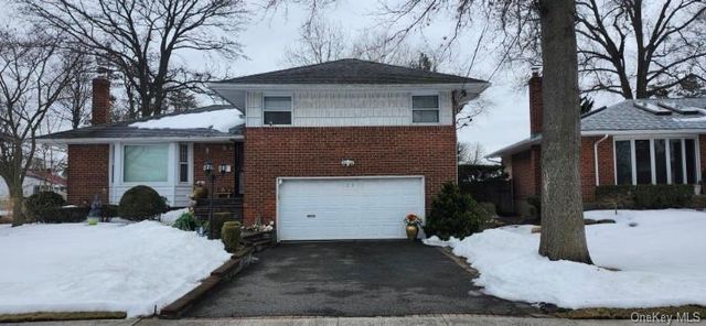 25 Pinetree Road, Westbury, NY 11590