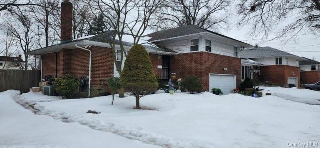 25 Pinetree Road, Westbury, NY 11590