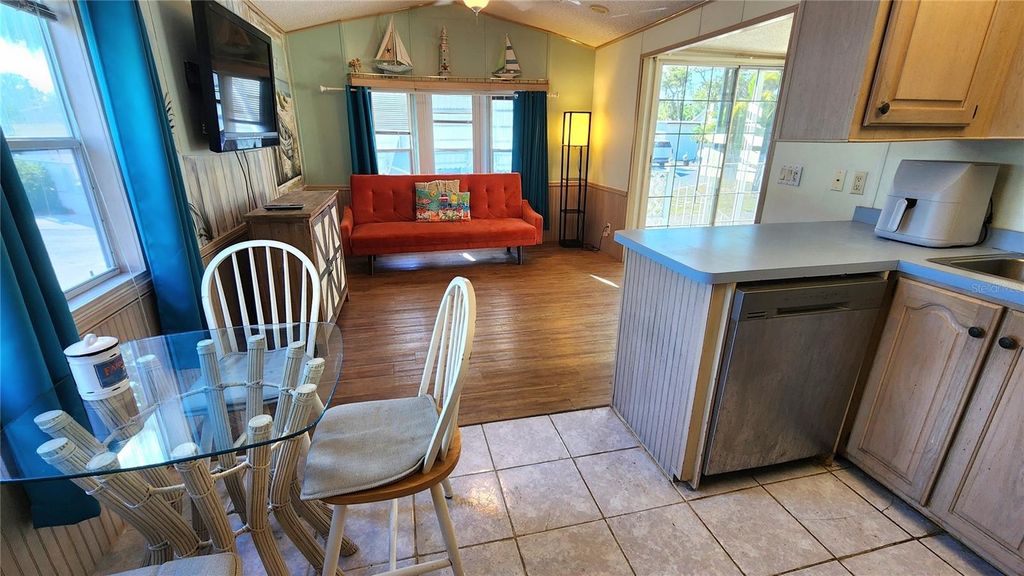 Image 8 of property listing at 3300 26TH AVENUE E 225, Bradenton, FL 34208