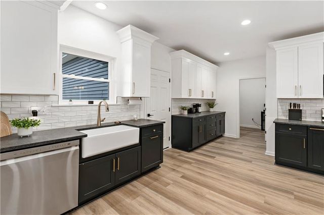 300 TIMBERLINE DR, N Franklin Twp, PA 15301