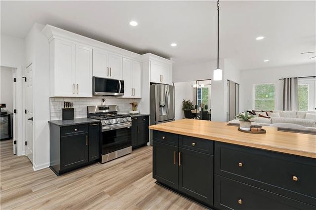 300 TIMBERLINE DR, N Franklin Twp, PA 15301