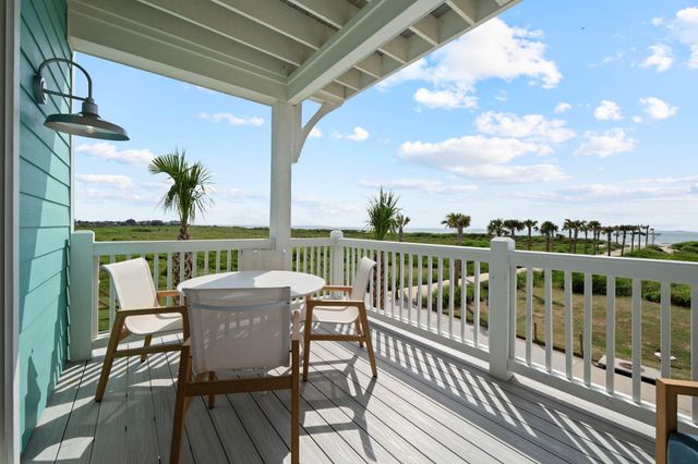 723 Seaside Dr, Crystal Beach, TX 77650
