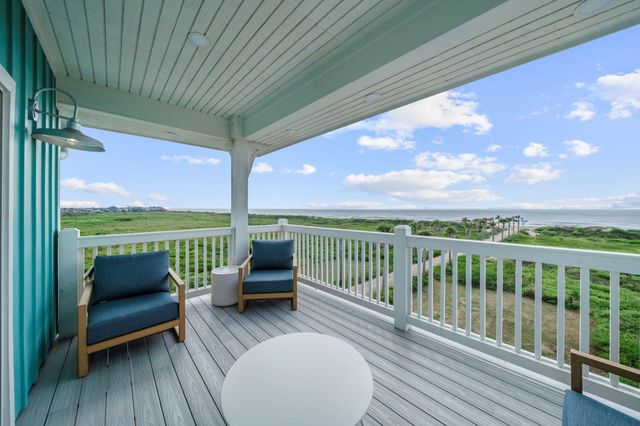 723 Seaside Dr, Crystal Beach, TX 77650