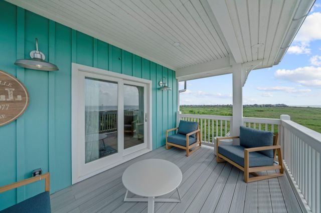 723 Seaside Dr, Crystal Beach, TX 77650
