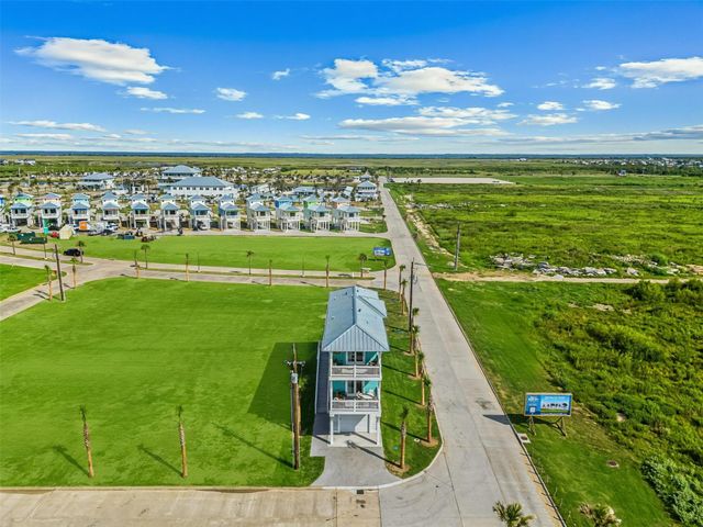 723 Seaside Dr, Crystal Beach, TX 77650
