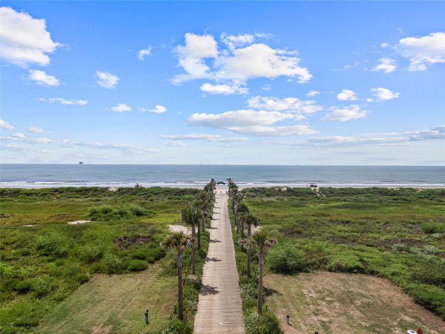 723 Seaside Dr, Crystal Beach, TX 77650