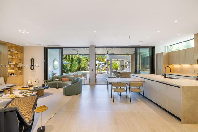 707 NE 77th St, Miami, FL 33138