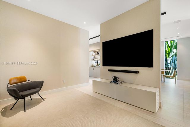 707 NE 77th St, Miami, FL 33138