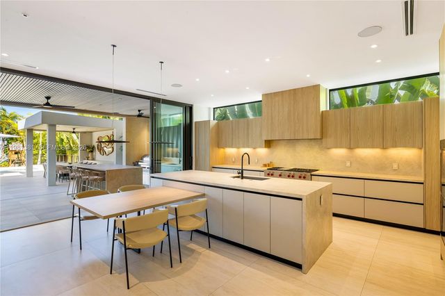 707 NE 77th St, Miami, FL 33138