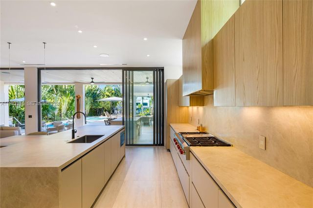 707 NE 77th St, Miami, FL 33138