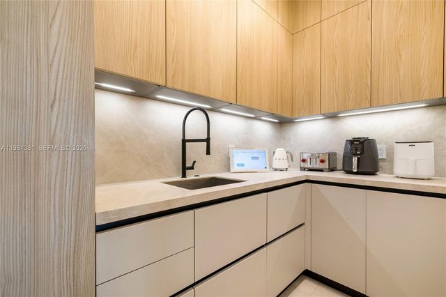 707 NE 77th St, Miami, FL 33138