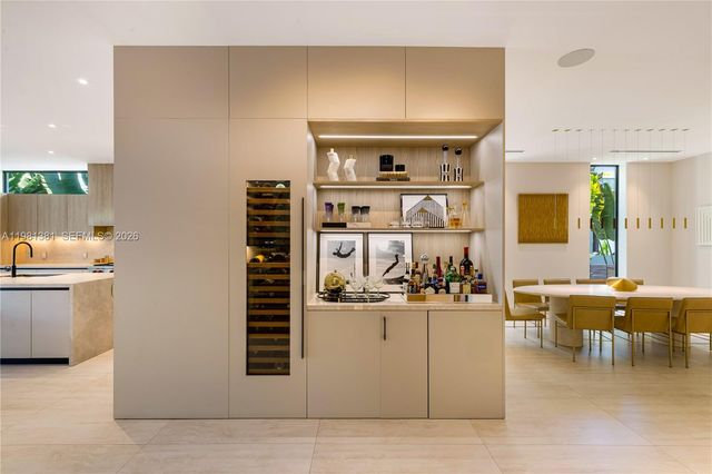 707 NE 77th St, Miami, FL 33138