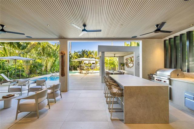 707 NE 77th St, Miami, FL 33138