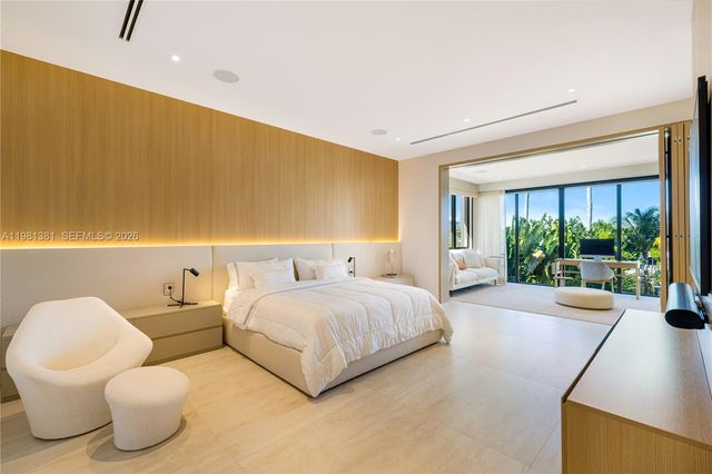 707 NE 77th St, Miami, FL 33138