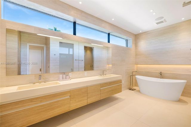 707 NE 77th St, Miami, FL 33138