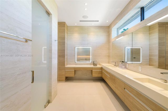 707 NE 77th St, Miami, FL 33138