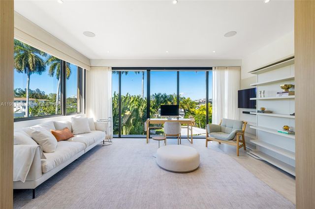 707 NE 77th St, Miami, FL 33138