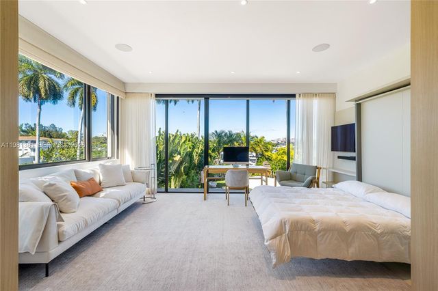 707 NE 77th St, Miami, FL 33138