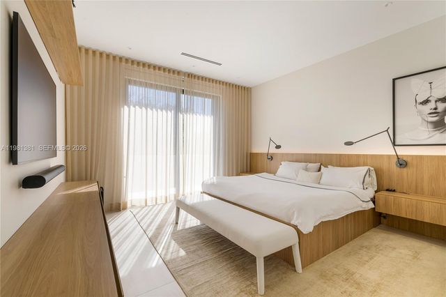 707 NE 77th St, Miami, FL 33138