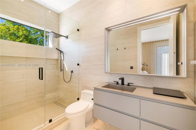 707 NE 77th St, Miami, FL 33138