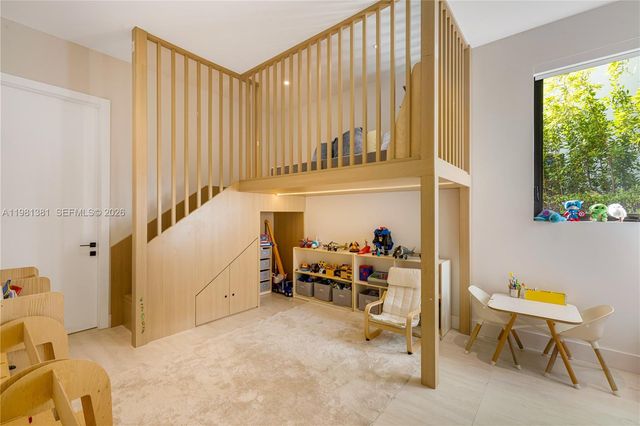 707 NE 77th St, Miami, FL 33138