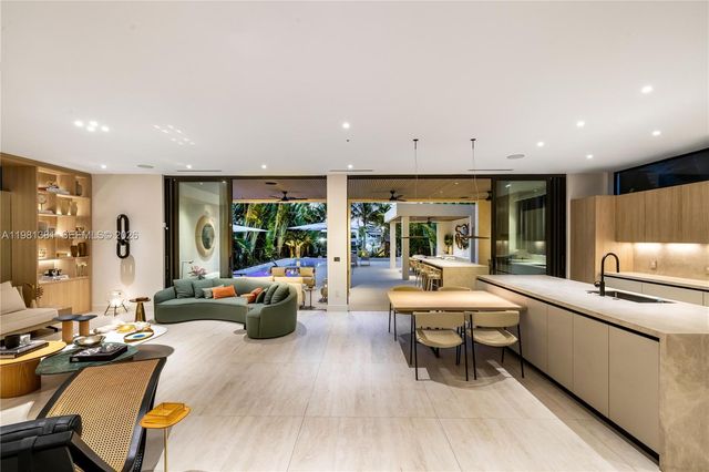 707 NE 77th St, Miami, FL 33138