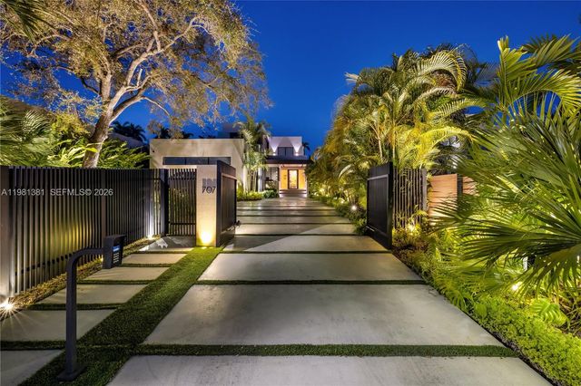 707 NE 77th St, Miami, FL 33138