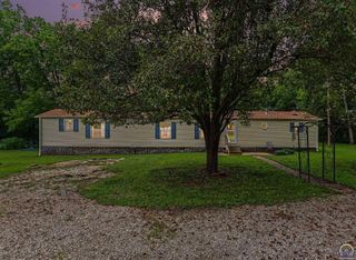 2045 SE 85th St, Topeka, KS 66409