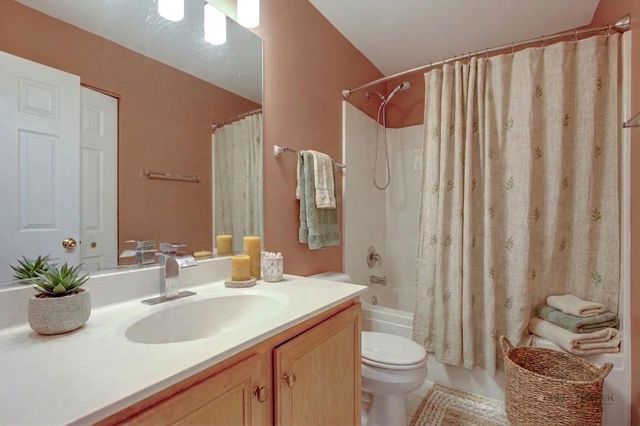 467 Pine Lake Circle, Vernon Hills, IL 60061