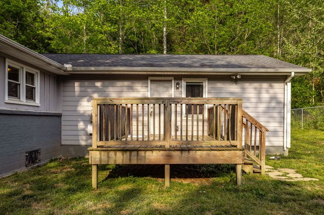 590 Leath Chapel Rd, Bethpage, TN 37022