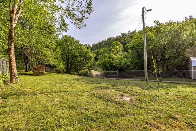 590 Leath Chapel Rd, Bethpage, TN 37022