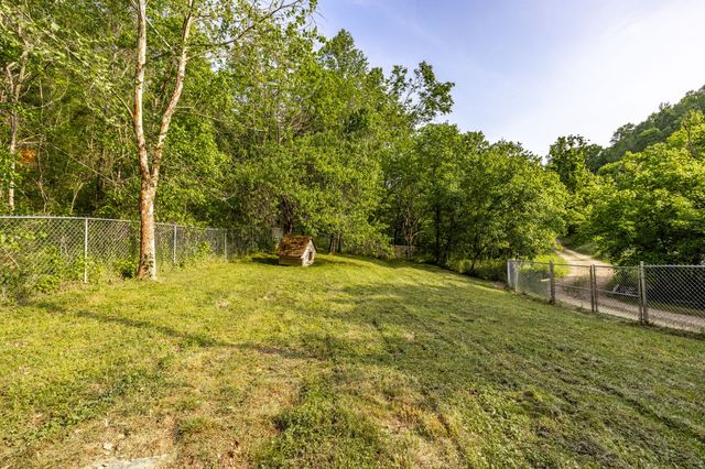 590 Leath Chapel Rd, Bethpage, TN 37022