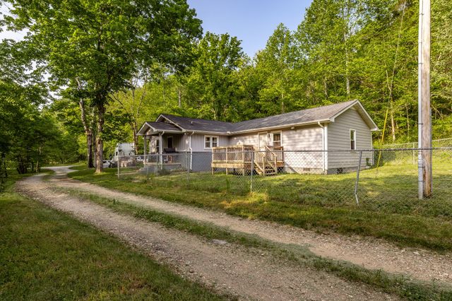 590 Leath Chapel Rd, Bethpage, TN 37022