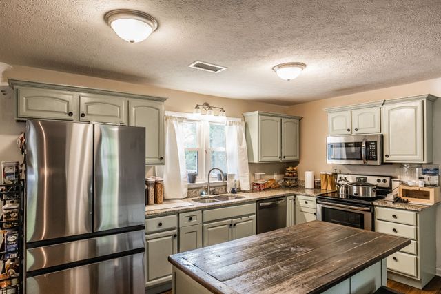 590 Leath Chapel Rd, Bethpage, TN 37022