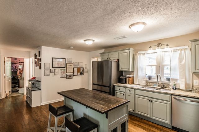 590 Leath Chapel Rd, Bethpage, TN 37022