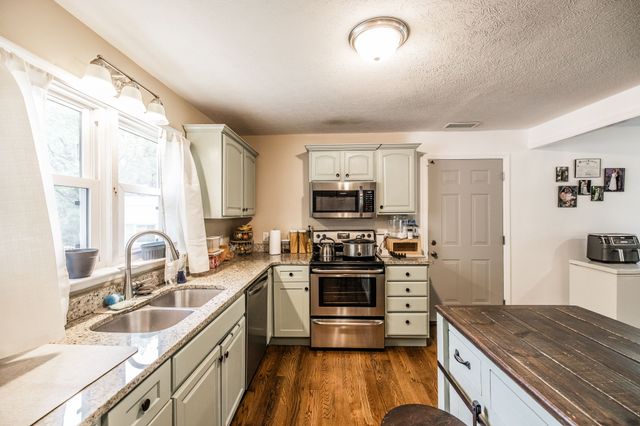 590 Leath Chapel Rd, Bethpage, TN 37022