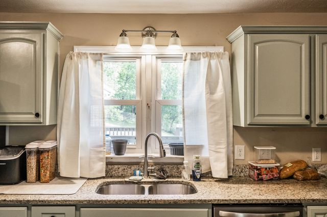 590 Leath Chapel Rd, Bethpage, TN 37022