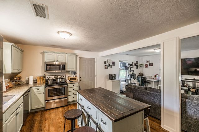 590 Leath Chapel Rd, Bethpage, TN 37022