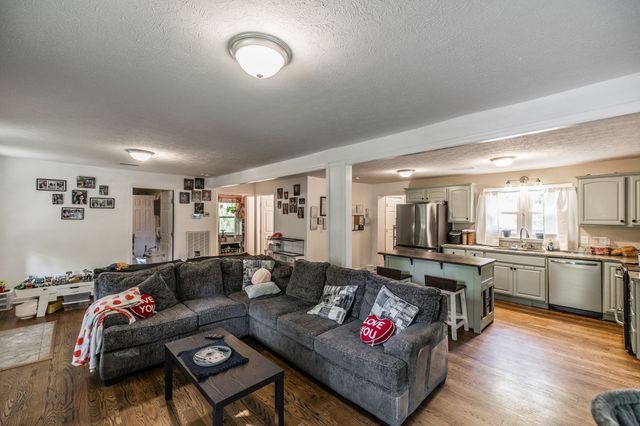 590 Leath Chapel Rd, Bethpage, TN 37022