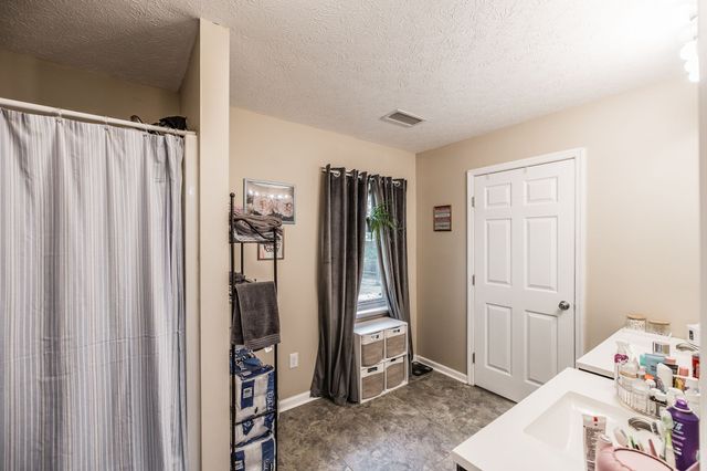 590 Leath Chapel Rd, Bethpage, TN 37022