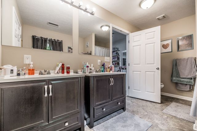 590 Leath Chapel Rd, Bethpage, TN 37022