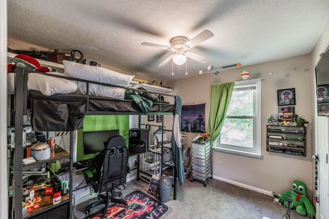 590 Leath Chapel Rd, Bethpage, TN 37022