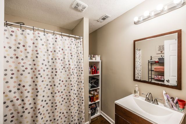 590 Leath Chapel Rd, Bethpage, TN 37022