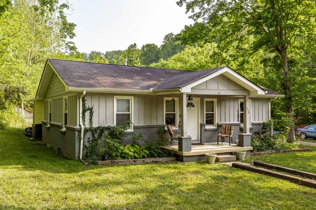 590 Leath Chapel Rd, Bethpage, TN 37022