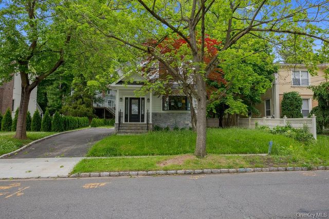 6 Burbury Lane, Great Neck, NY 11023