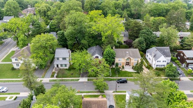 6 Burbury Lane, Great Neck, NY 11023