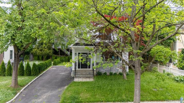 6 Burbury Lane, Great Neck, NY 11023