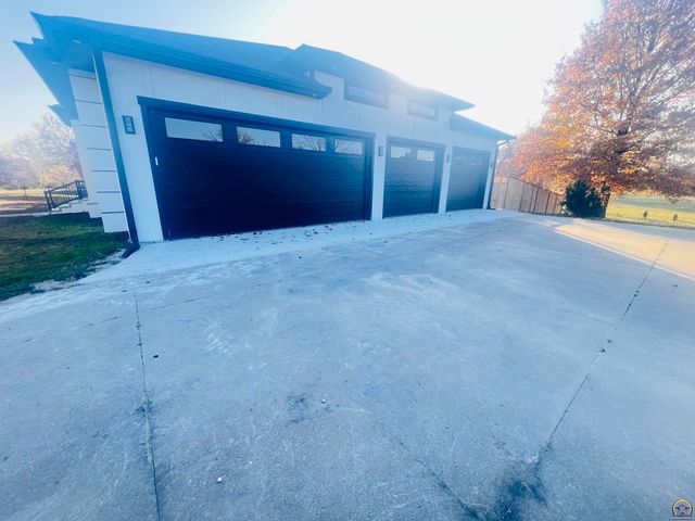 4705 SE Croco RD, Berryton, KS 66409