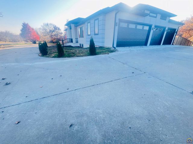 4705 SE Croco RD, Berryton, KS 66409