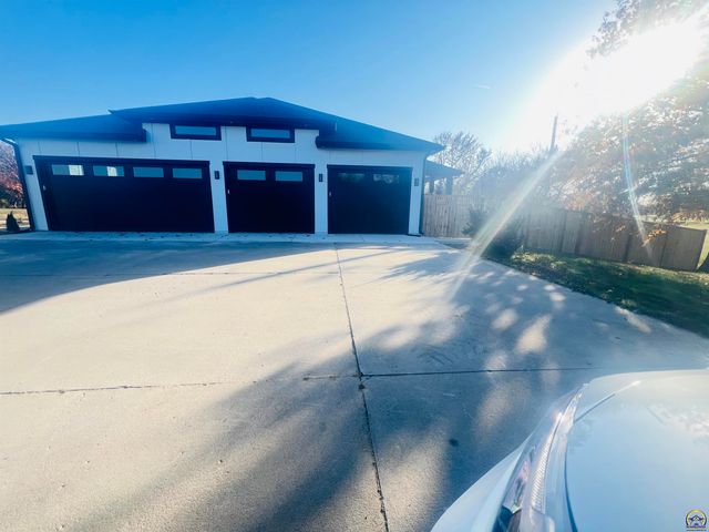 4705 SE Croco RD, Berryton, KS 66409